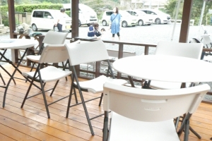 テーブルや椅子がたくさん