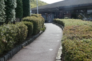 スロープを登っていくと入り口