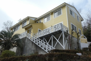 階段を昇ったところに玄関があります