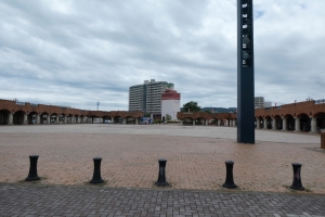 広場ではバザーなんかも行われたりします