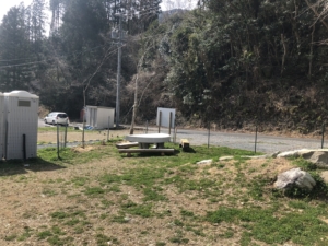 石でできた机と椅子もあります