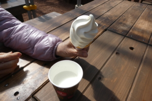 ソフトクリームと牛乳