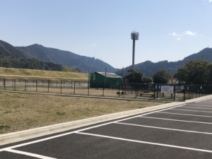 ドッグランの横に駐車場あります