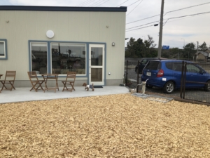 ドッグラン側からみたカフェ