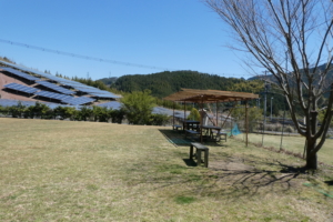 屋根付きのベンチなどあります
