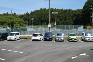 奥にテニスコートが見えます