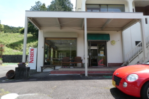 テニスクラブ受付で受付してくれます