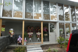 オープン日なのでお花がたくさん届いていました