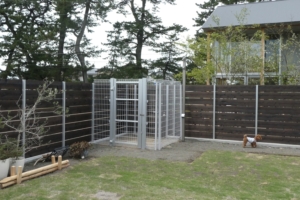 入り口は二重になっています