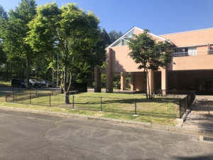 ホテルの前にいきなりドッグランがー