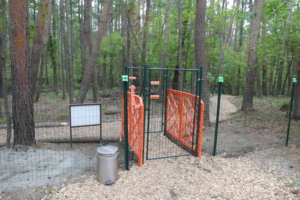 ゲートは二重、うんちボックスもありますよ