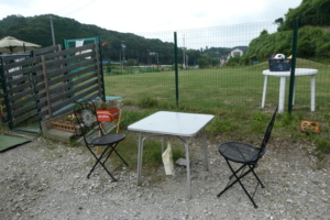 手前にはテーブルと椅子も。