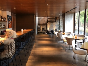 受付の奥にはカフェスペースが