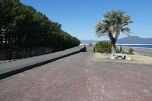 歩道が続きます